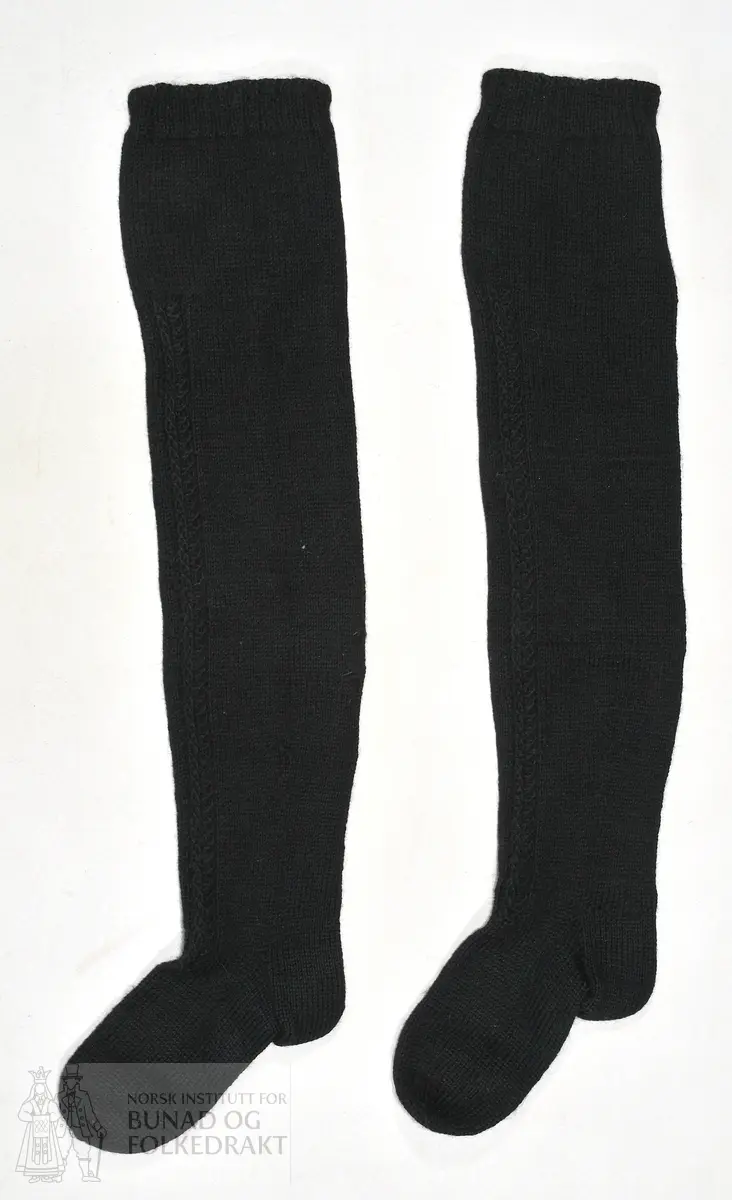 Strømper, eller "krota sokkar", i svart ull med en smal stripe strikket mønster i rett og vrang. Vrangbord og flette. To-tråders kjøpegarn.