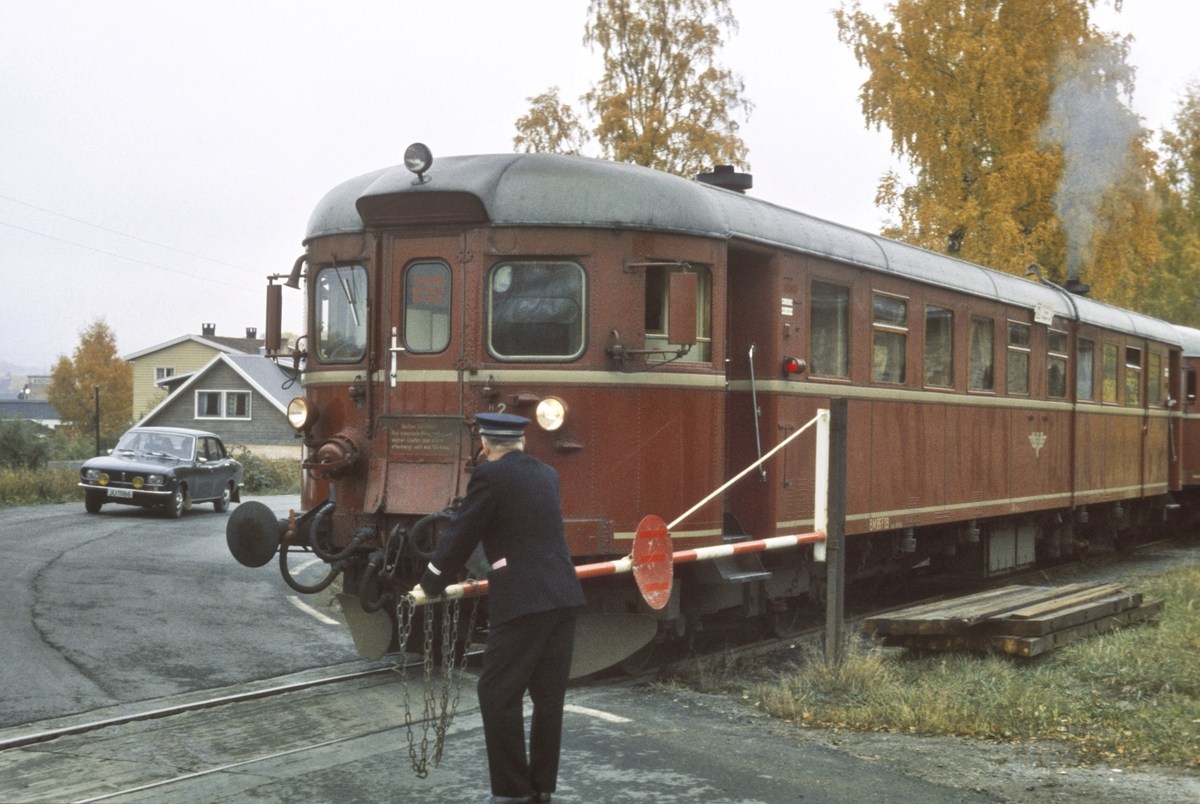 Ekstratog fra Skreia til Gjøvik passerer planovergangen ved Skreia stasjon. Togfører (overkonduktøren) betjener bommen.