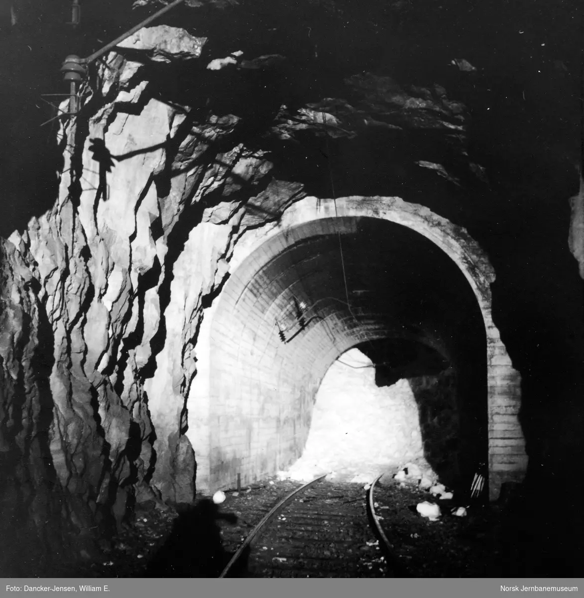 Snøras foran tunnel ved Kårdal på Flåmsbana