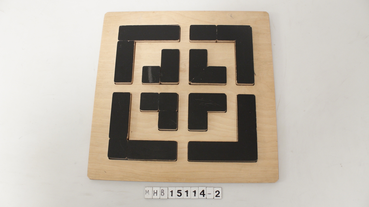 Spill med sorte brikker arrangert i et geometrisk mønster.