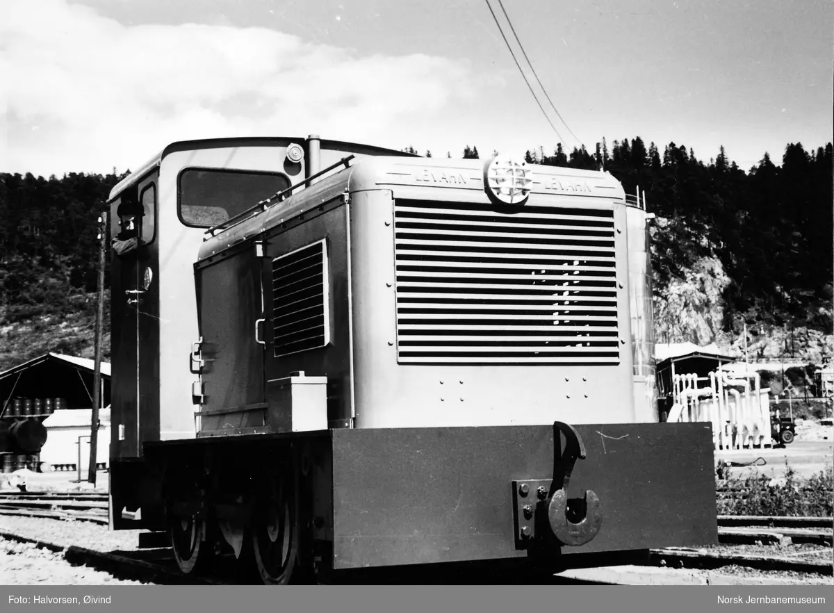 Levahn diesellokomotiv til Statens Havnevesen, Berlevåg, under prøvekjøring på Sjursøya før levering