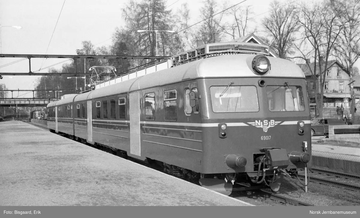 Elektrisk motorvognsett BM 69 017 på Ski stasjon - under testkjøring med provisoriske tredører