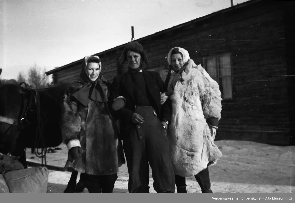 Tre venner og hesten Jacob står utenfor en fjellstue i vintersolen.