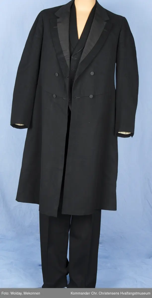 Bonjour en eldre type dobbeltspent herrefrakk. Den ble brukt som en jakke over skjorte og vest.