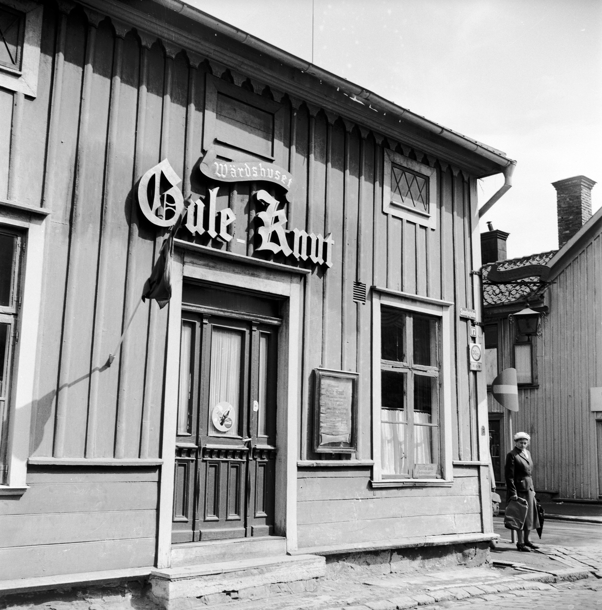 Ett öl café "Gule Knut" låg i ett gulmålat hus på Smedjegatan 17 i Jönköping med anor ända från år 1875. 1908 togs verksamheten över av Elisabeth Björklund som drev stället till 1952. Det var ett tillhåll för stadens arbetare som samlades där efter jobbet för att ta några öl eller en bit mat.