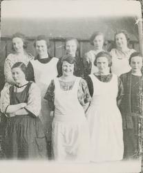 Gruppefotografi av 9 rorbukokker fra Nordøyene.