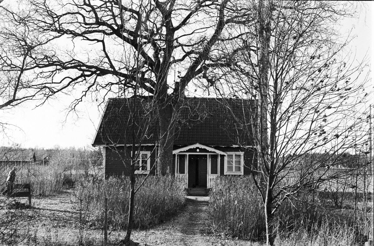 Bostadshus, Tjälinge 2:2, Skogs-Tibble socken, Uppland 1985