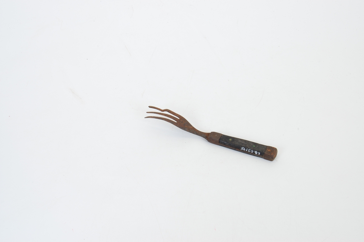 Form: Kort gaffel med tre lange tinder og treskaft
