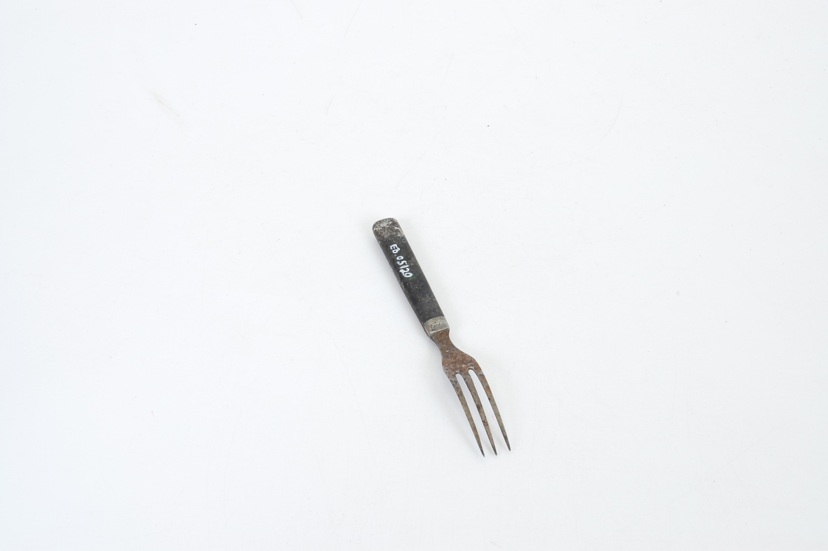 Form: Liten gaffel med tre tinder 
