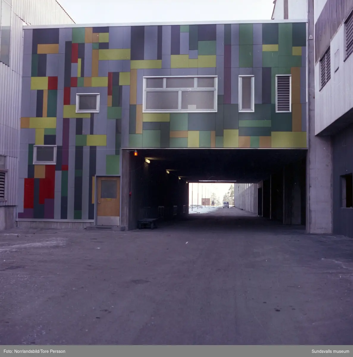 Exteriörbild av fasadmålning vid Aluminiumkompaniet (rutig vägg).
