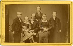 Gruppebilde, muligens familieportrett. Bildet tatt på fotoat