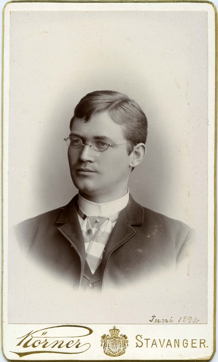 Påskrift på bilde: "Juni 1892". Ukjent mann med briller.