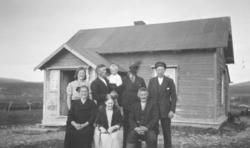 "Familien Efrosine og Alfred Jakola. Foran fra venstre: Efro