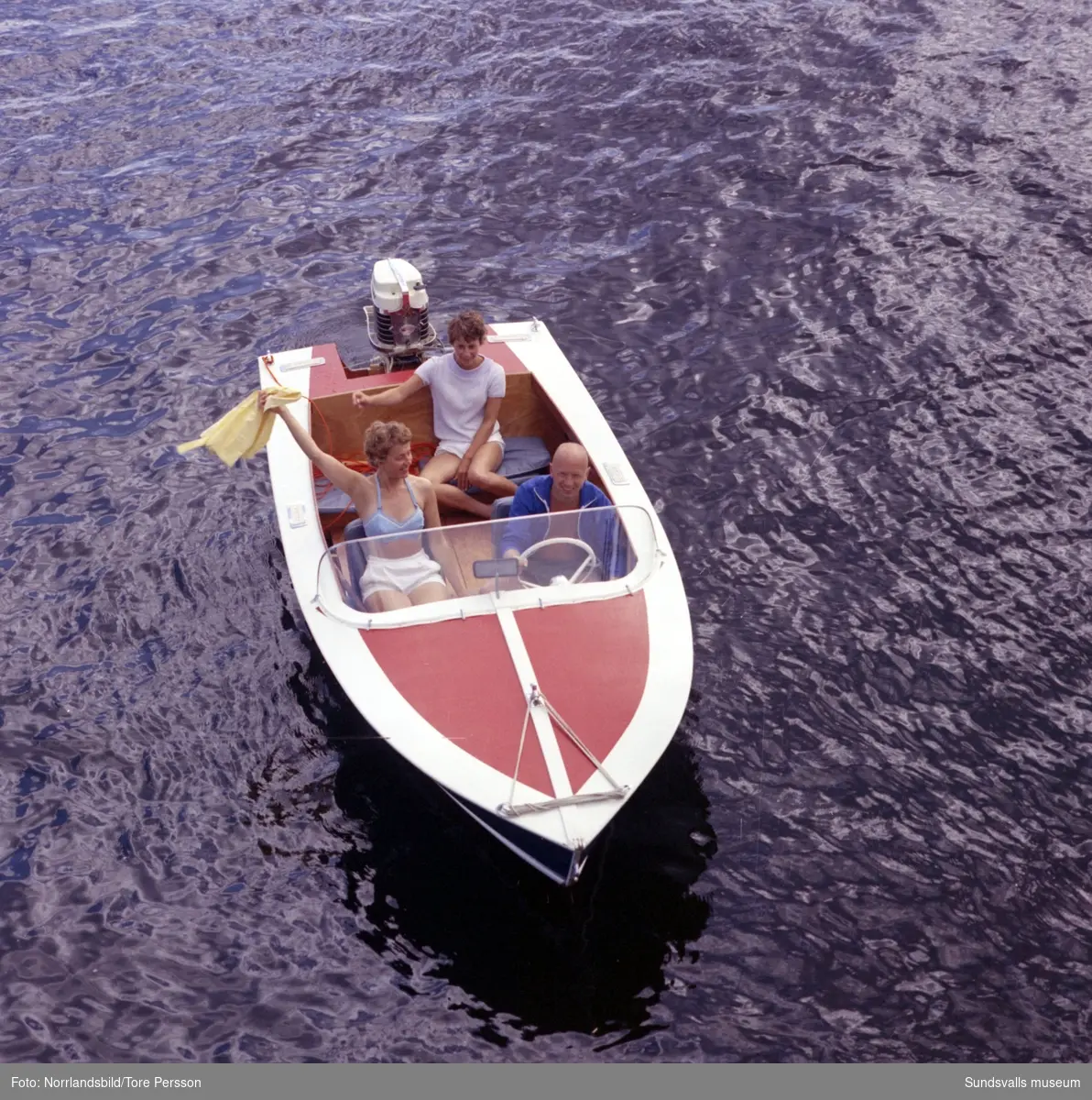 En motorbåt, Sporty, med vattenskidåkare på sjön Vikarn vid direktör Fridolf Brunnzells, Lindgrens järn, sommarställe i Sörfors, Matfors.