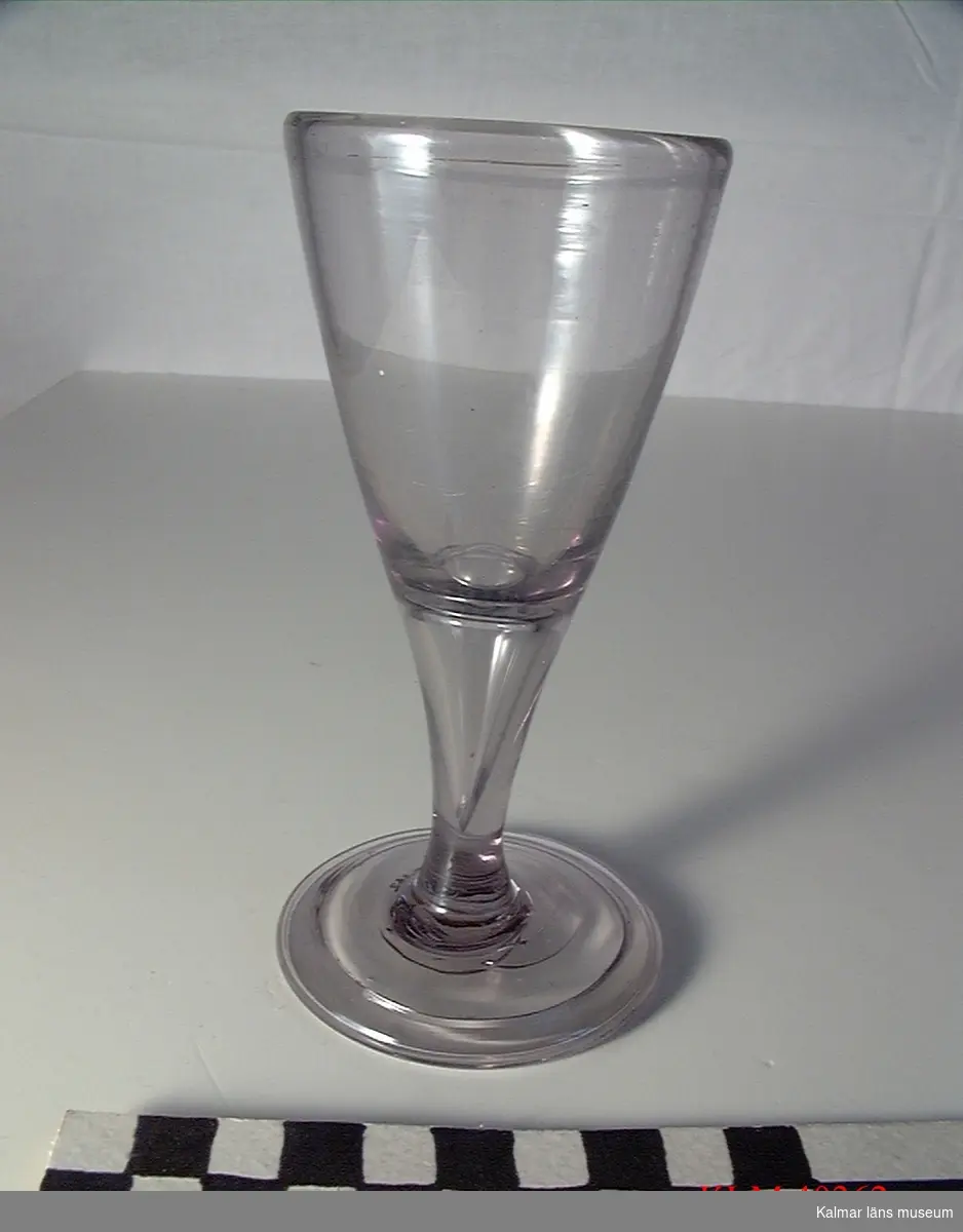 KLM 40362 Fotglas, spetsglas, glas. Med blåsa i foten.