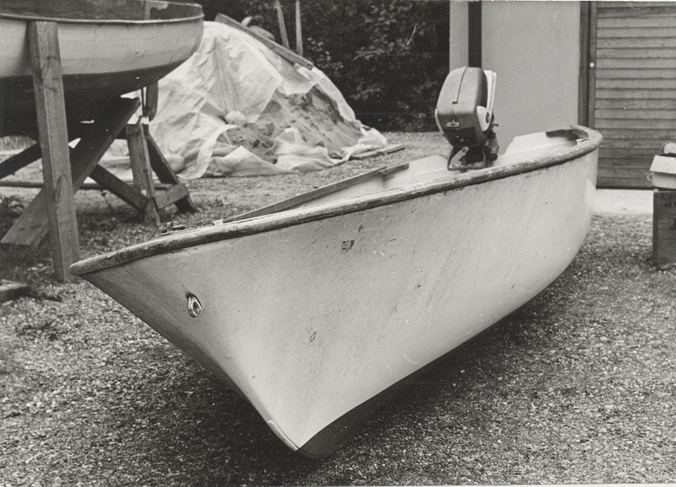 Roddbåt i glasfiberplast. Längd 4,18 meter. Bredd 1,48 meter.
Tillverkad av Marieholms Bruk cirka 1958. Modellen kallades Marieholm Cadet och just detta exemplar har nummer 318. Tofter och durkar är tillverkade i mahogny. Tillbehör: 1 par åror, 2 tofter, durktrall.