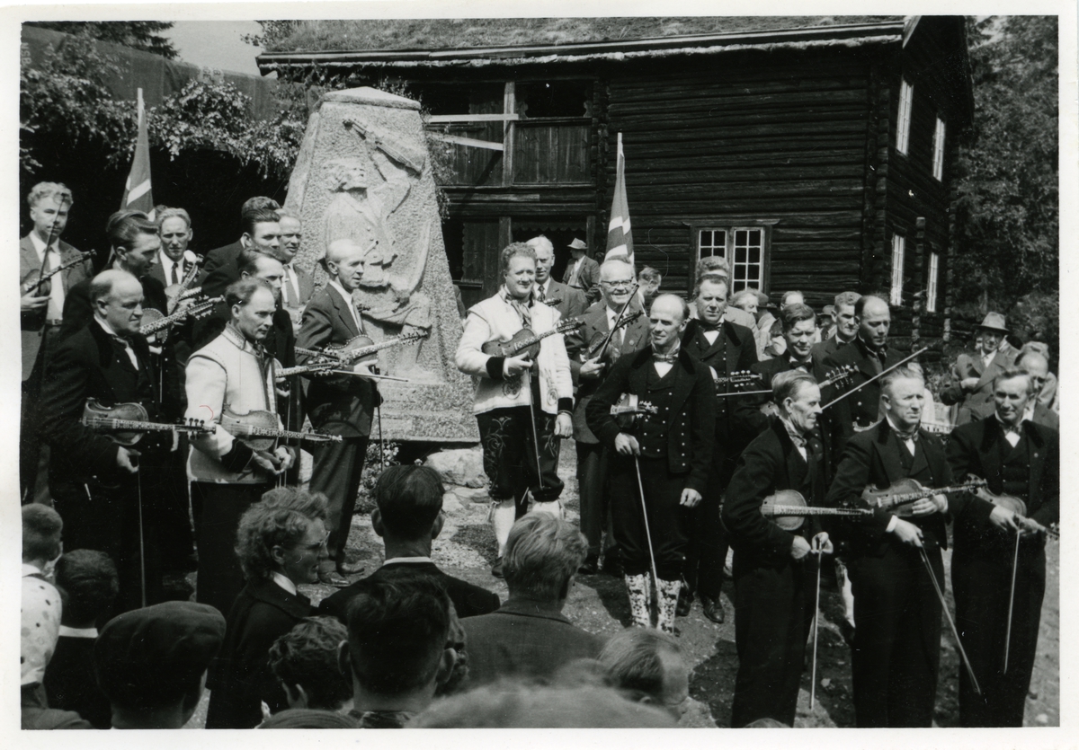 Gruppebilde fra avdukingen av Jørn Hilme-steinen i 1960. Til sammen var det 27 spelemenn til stede.