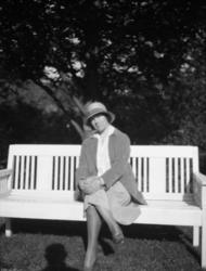 Fotosamling etter Cappelen. Kvinne fotografert sittende på e