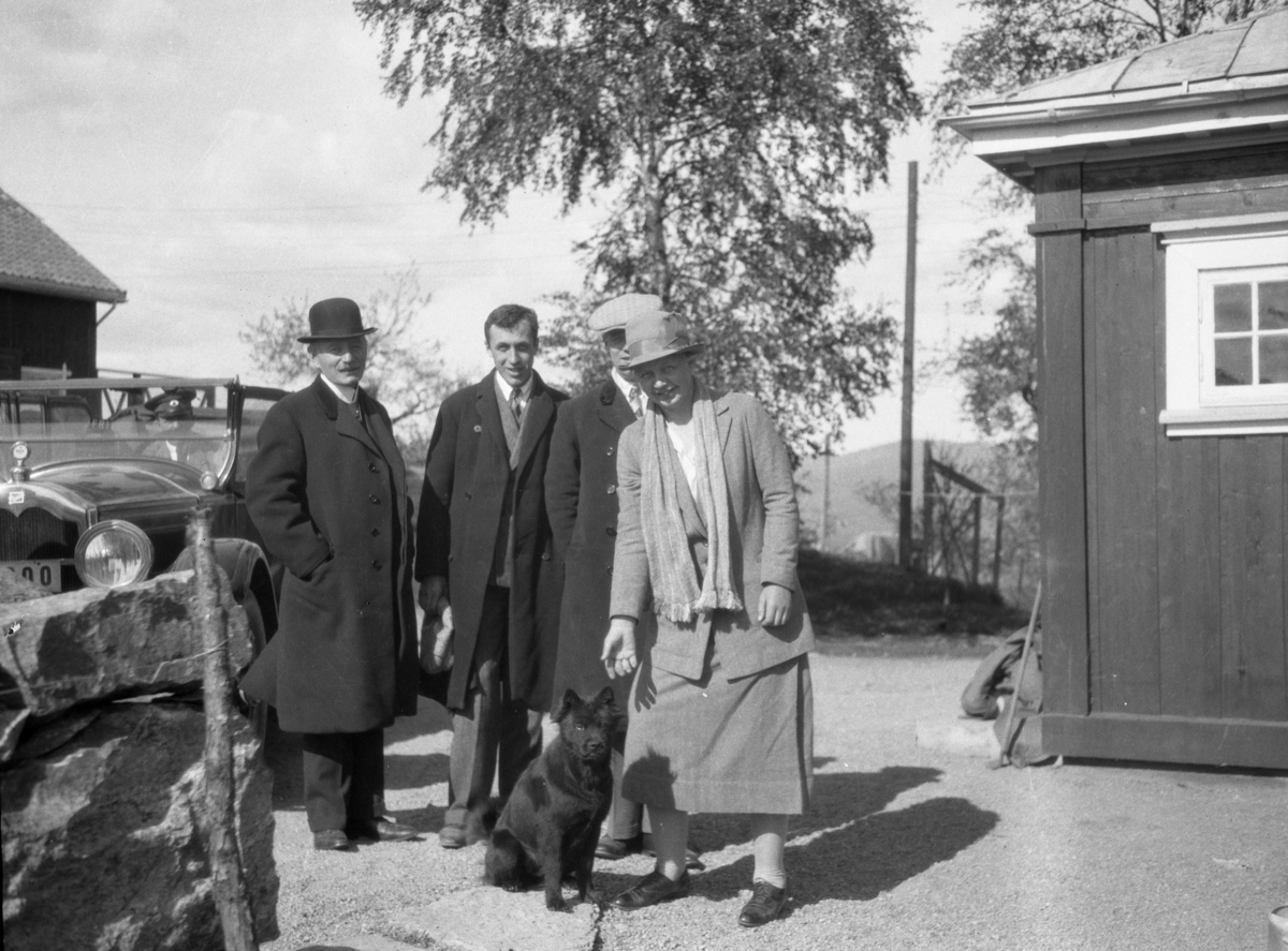 Fotosamling etter Cappelen. Fire mennesker ved en Buick årsmodell 1924-26. Bilde tatt ved Gulset med ytterst til høyre Margit Schiøtt født Knudsen og ytterst til venstre Didrik (Diddi) Cappelen (1873-1941)