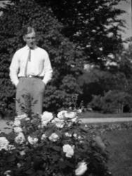 Fotosamling etter Cappelen. Mann fotografert i hagen.