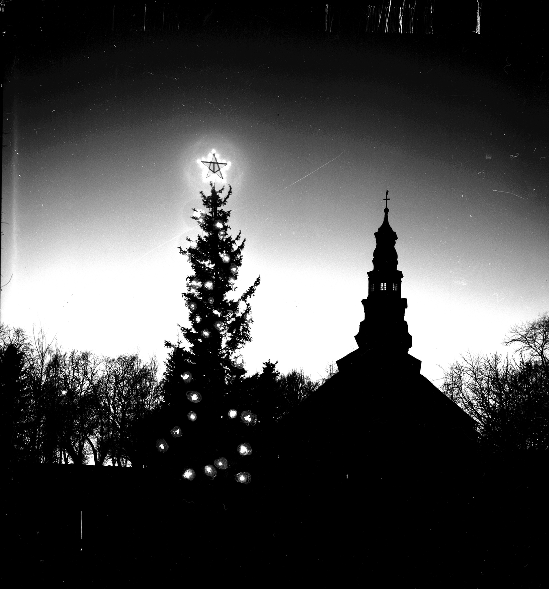 Julgran på Stora Torget 1929.

Fotograf: Ellert Johan Viktor Sörman.

Fotokopia finns.