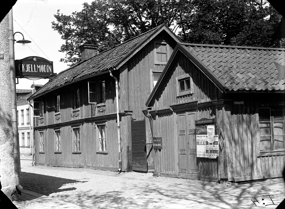 Scheringska gården riven 1959.
Östra Långgatan, hörnet Vattugränd.

Fotograf: Ellert Johan Viktor Sörman.

Fotokopia finns