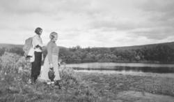 "Fra venstre: Ragna Harila (datter av kjøpmann Harila) og Al