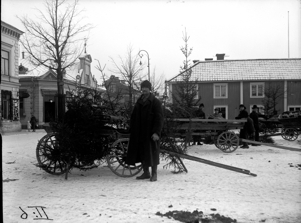 Julgransmarknad på lilla torget, 1910-tal. Fotograf: E.Sörman Fotokopia finns.