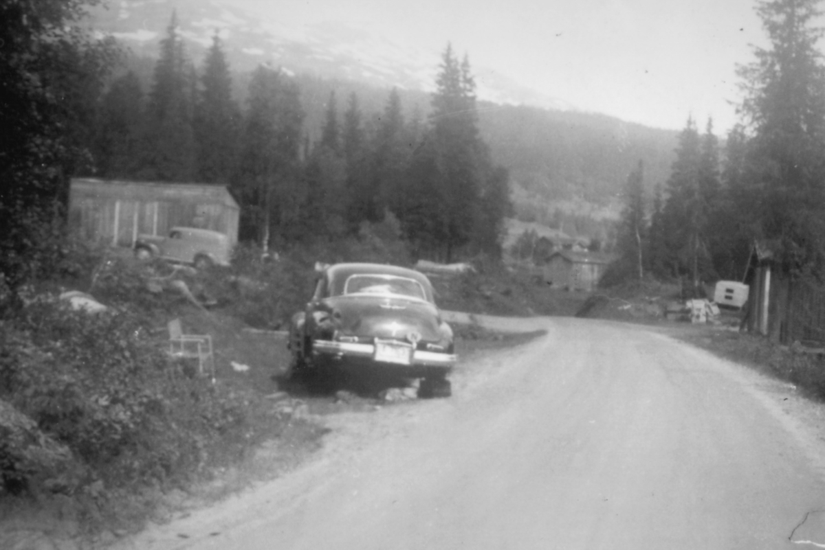 Saltdalen, sommeren 1952. Buicken (antakelig er årsmodell 1946-48) til familien Klaussen med brukket bakaksling. Inger-Lill forteller at de fikk låne sveiseapparat og verktøy fra en lokal bonde så de fikk reparert bilen. De fikk også overnatte på gården til den samme bonden.