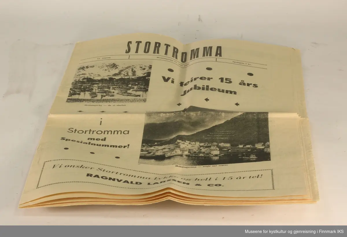 Humoristisk avis fra 1962, "Stortromma". utgitt i Honningsvåg av Honningsvåg Musikkforening. 

En mengde illustrasjoner og reklamer for lokale bedrifter.