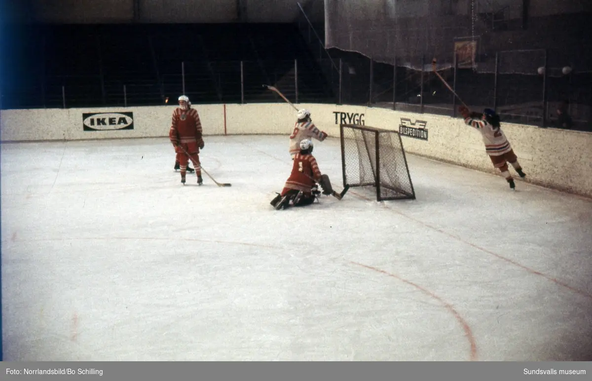 Damhockey i Timrå 1970. Bilder till ett reportage i tidningen Året Runt.