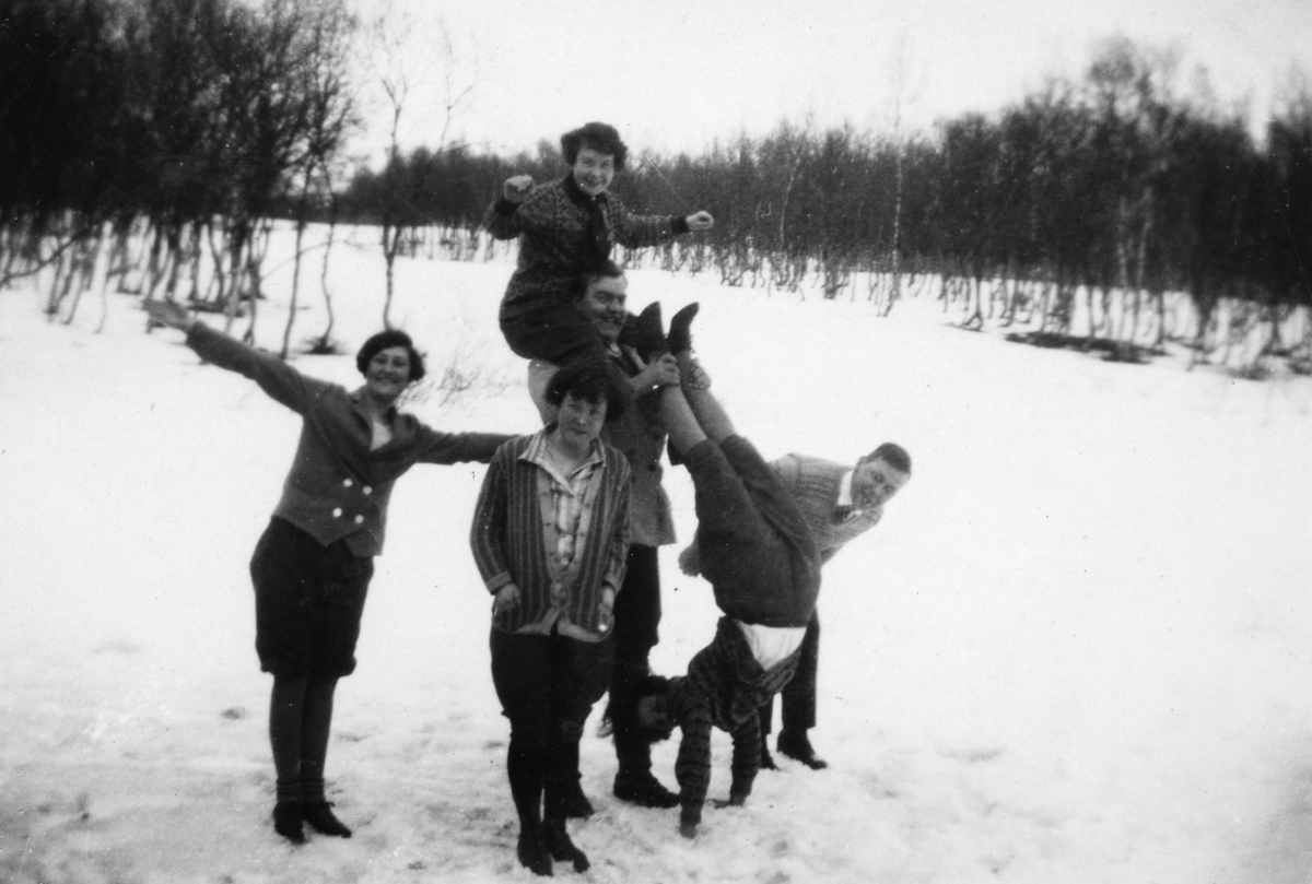 Ungdommer leker i snøen.