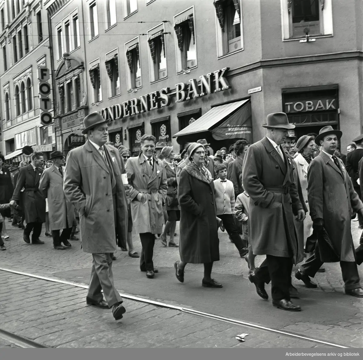 1. mai 1962 i Oslo.Demonstrasjonstog arrangert av "Faglig aksjon mot Fellesmarkedet" med støtte fra Sosialistisk Folkeparti (SF) og Norges kommunistiske parti (NKP)..