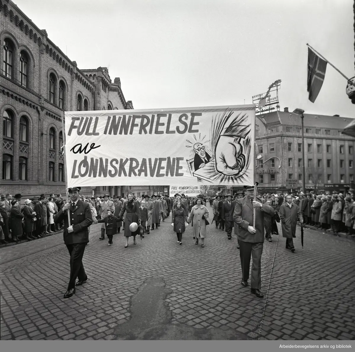 1. mai 1963 i Oslo.Demonstrasjonstoget i Karl Johans gate..Parole: Full innfrielse av lønnskravene