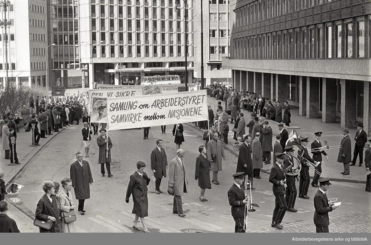 1. mai 1964 i Oslo.Demonstrasjonstoget ved Rådhusplassen.Parole: Samling om arbeiderstyre.Samvirke mellom nasjonene.