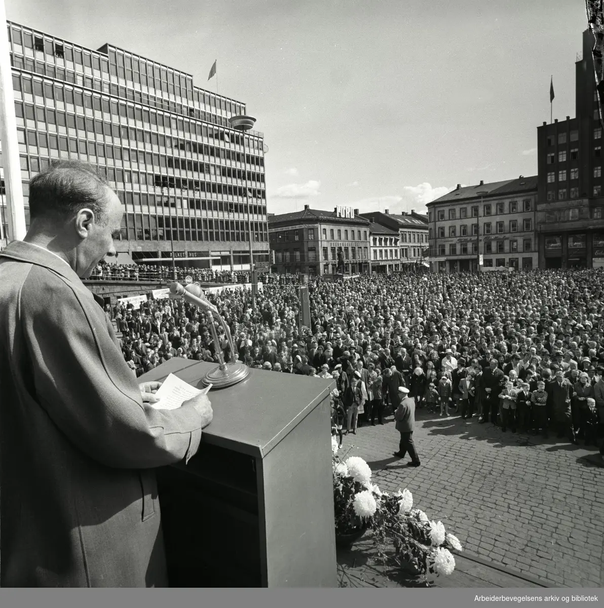 1. mai 1964, Trygve Bratteli taler på Youngstorget.