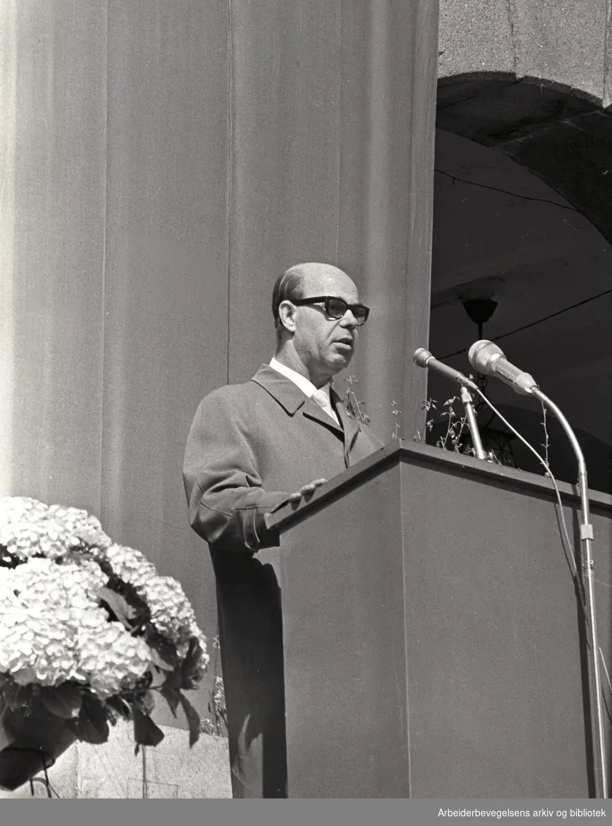 1. mai 1964, formann i 1. mai-komiteen Oscar Olsen taler på Youngstorget.