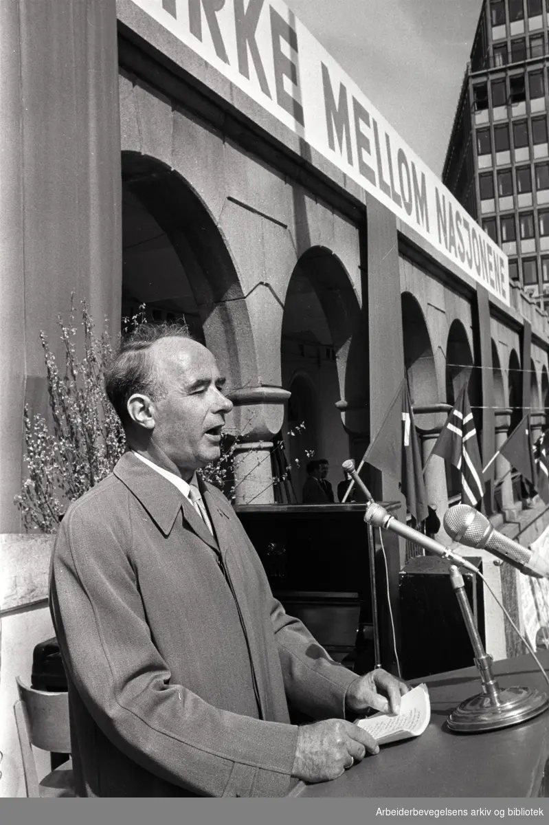 1. mai 1964, Trygve Bratteli taler på Youngstorget.