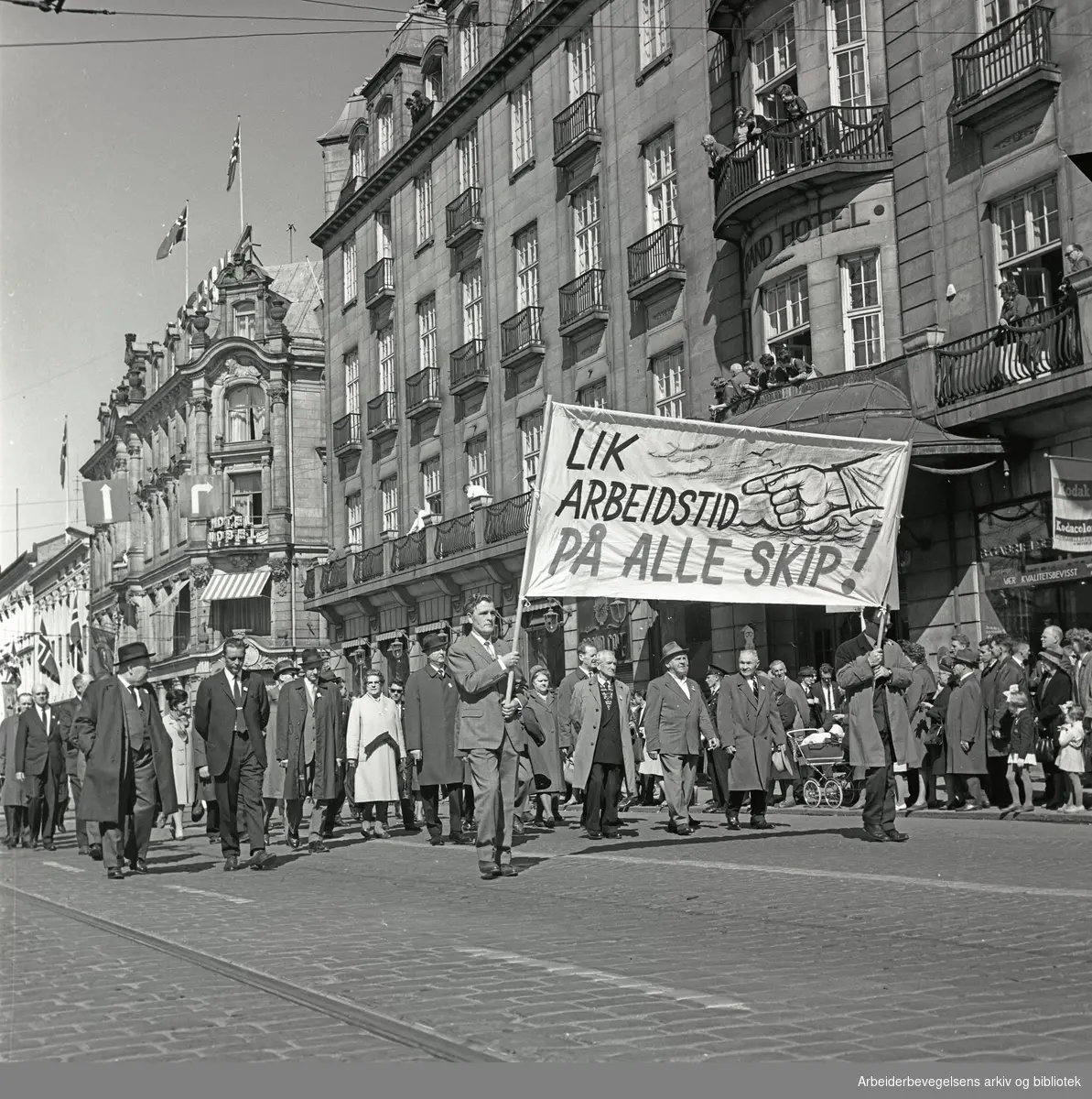 1. mai 1965 i Oslo.Demonstrasjonstoget i Karl Johans gate.Parole: Lik arbeidstid på alle skip!.