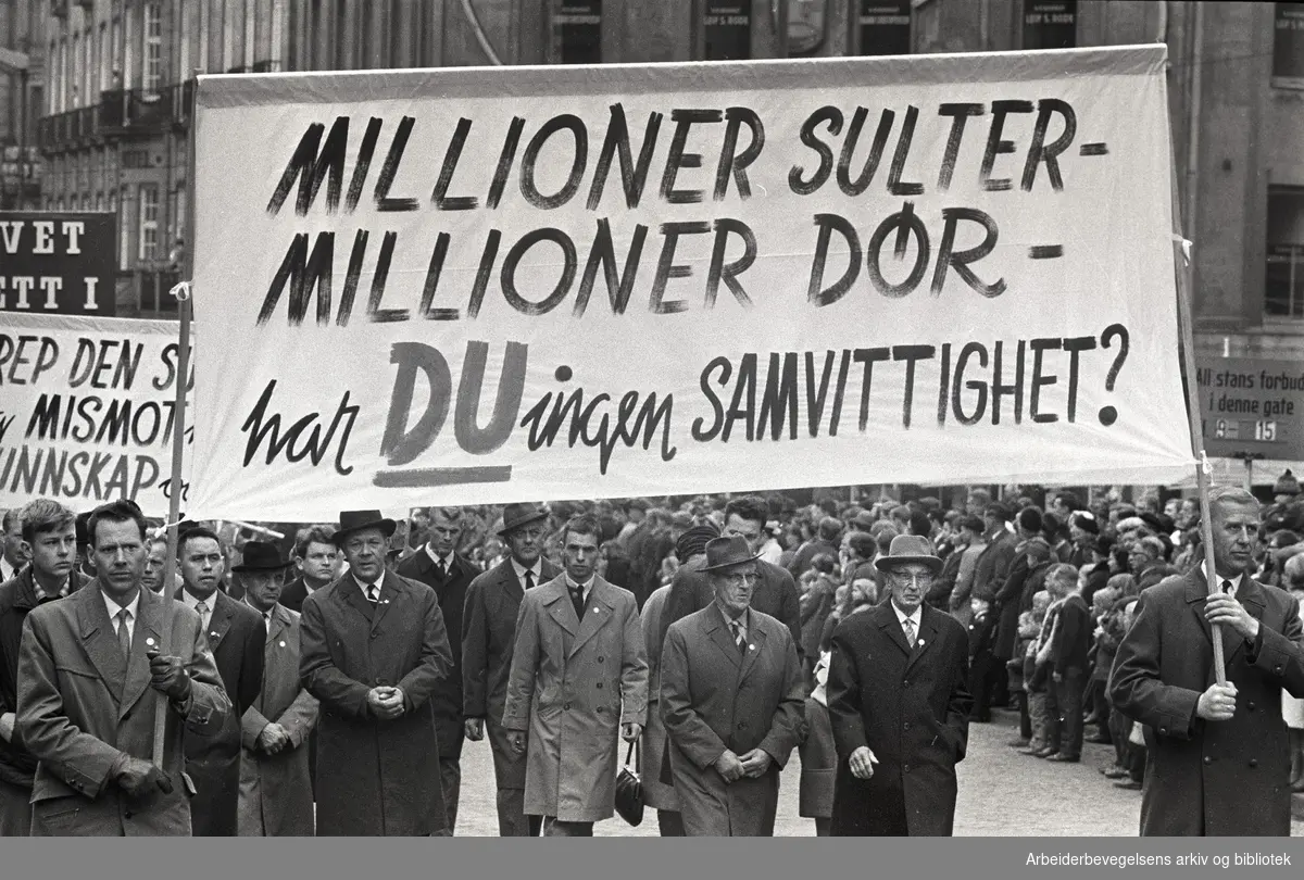 1. mai 1966 i Oslo.Demonstrasjonstoget i Karl Johans gate.Parole: Millioner sulter-.Millioner dør-.Har du ingen samvittighet?.
