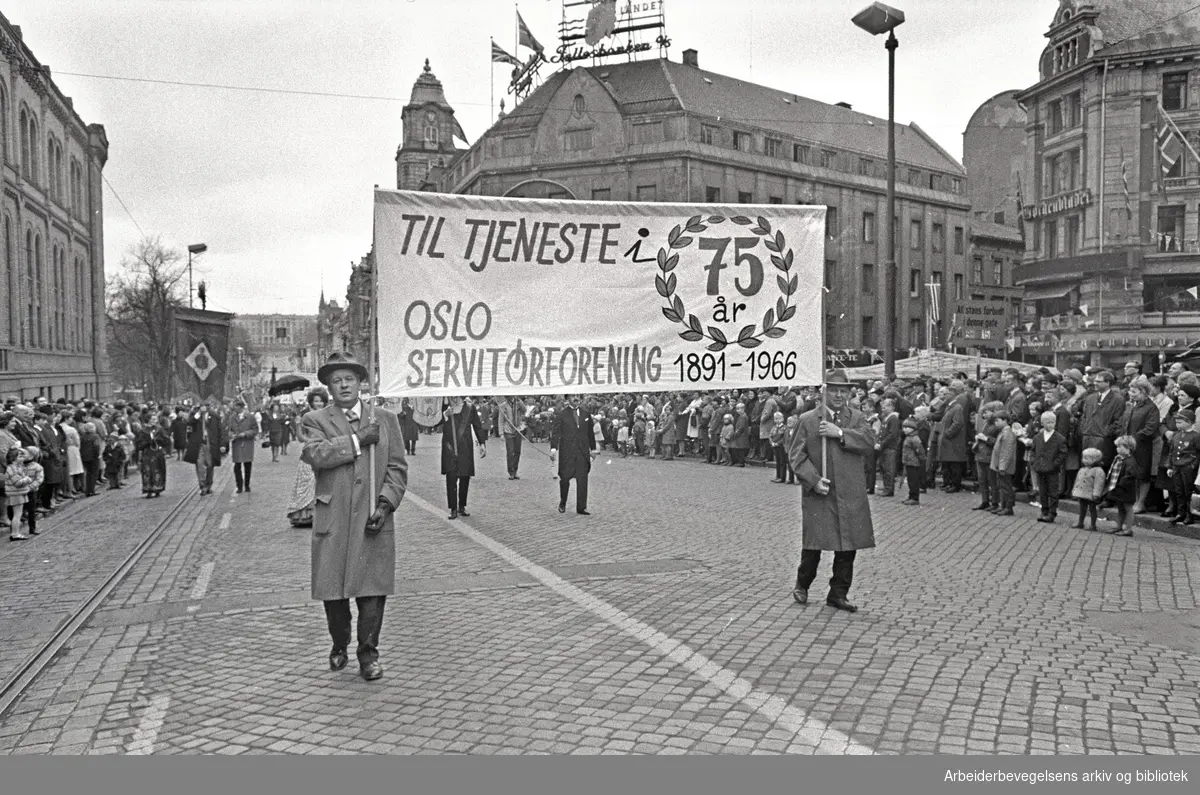 1. mai 1966 i Oslo.Demonstrasjonstoget i Karl Johans gate.Parole: Til tjeneste i 75 år.Oslo Servitørforening 1891 - 1966.