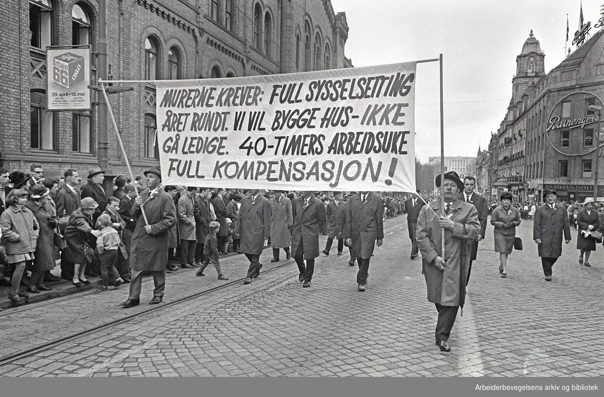 1. mai 1966 i Oslo.Demonstrasjonstoget i Karl Johans gate.Parole: Murerne krever: Full sysselsetting året rundt. Vi vil bygge hus - ikke gå ledige. .40-timers arbeidsuke. Full kompensasjon!