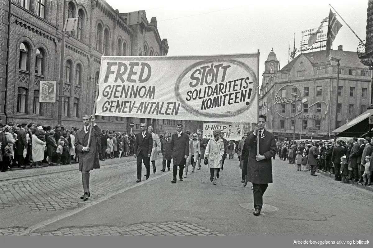 1. mai 1966 i Oslo.Demonstrasjonstoget i Karl Johans gate.Parole: Fred gjennom Geneve-avtalen.Støtt solidaritetskomiteen.