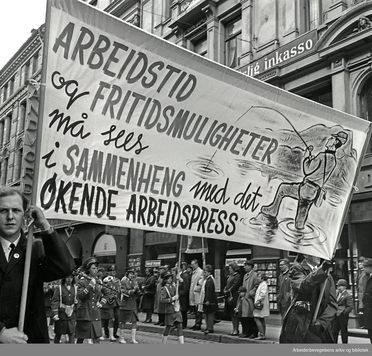 1. mai 1967 i Oslo.Demonstrasjonstoget .Parole: Arbeidstid og fritidsmuligheter må sees i sammenheng med det økende arbeidspress