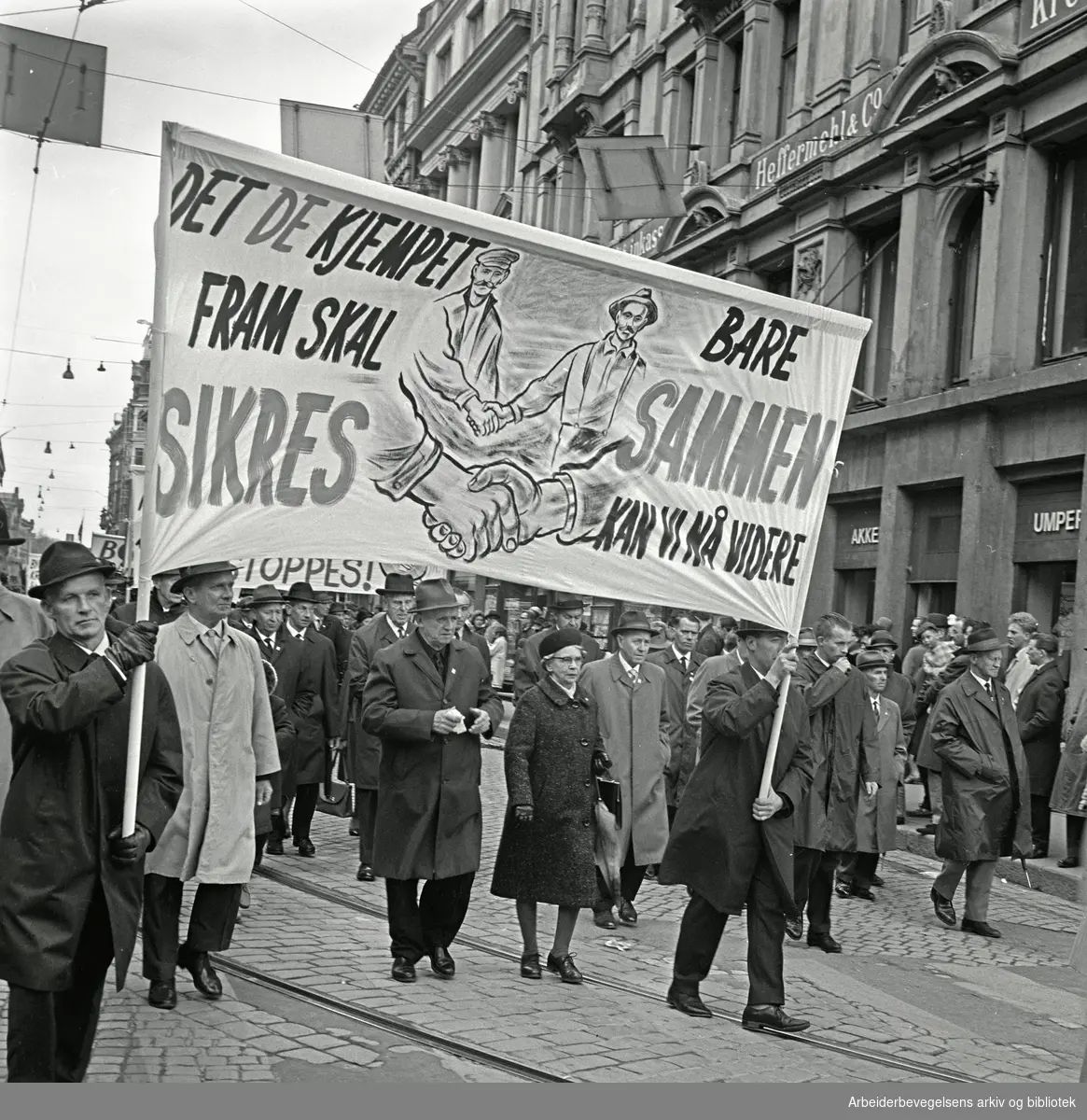 1. mai 1967 i Oslo.Demonstrasjonstoget.Parole: Det de kjempet fram skal sikres.Bare sammen kan vi nå videre