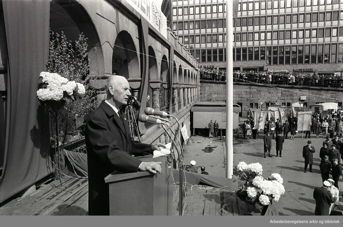1. mai 1967, Einar Gerhardsen taler på Youngstorget.