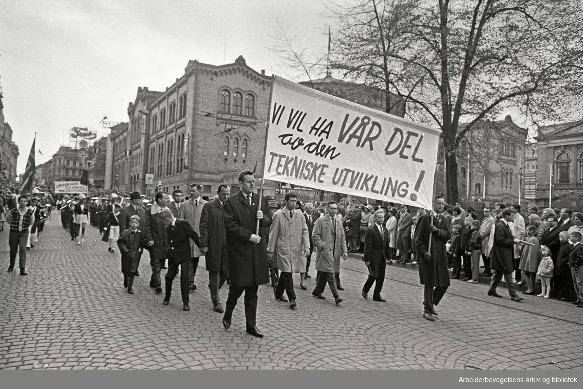1. mai 1968 i Oslo.Demonstrasjonstoget i Karl Johans gate.Parole: Vi vil ha vår del av den tekniske utvikling