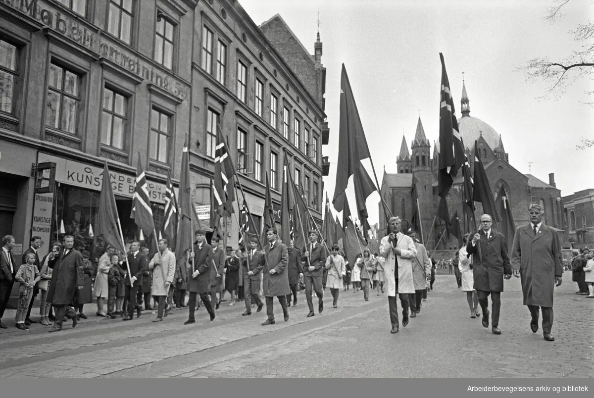 1. mai 1968 i Oslo.Demonstrasjonstoget i Akersgata.Flaggborg..