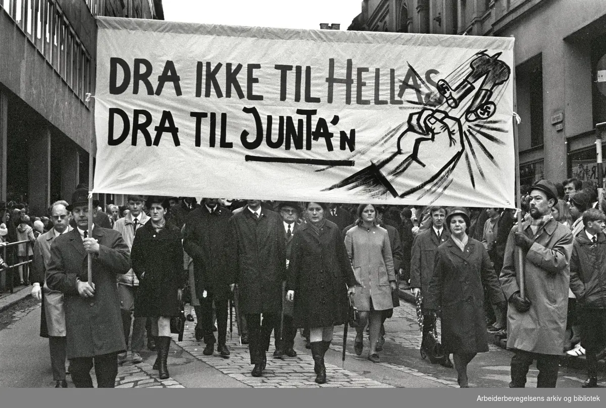 1. mai 1969 i Oslo.Demonstrasjonstoget.Parole: Dra ikke til Hellas. Dra til Junta'n
