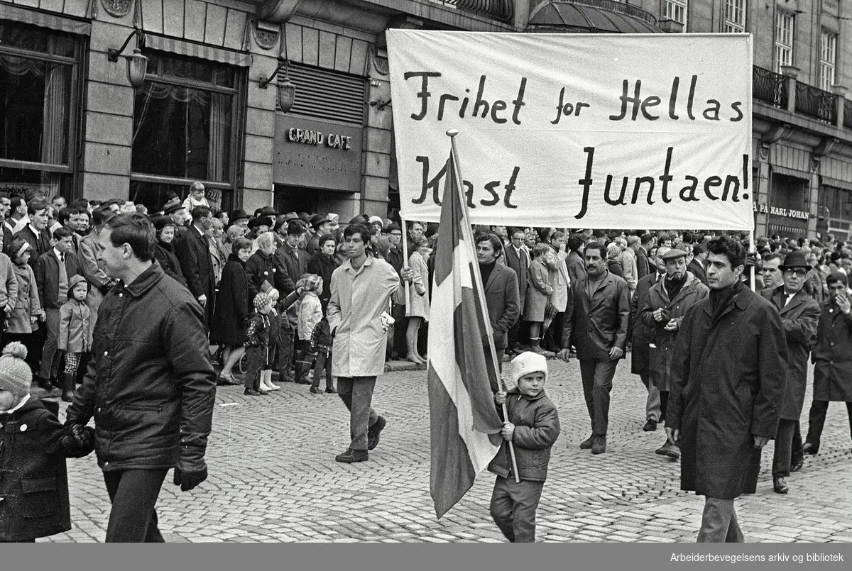 1. mai 1969 i Oslo.Demonstrasjonstoget i Karl Johans gate.Transparenter: Frihet for hellas.Kast Juntaen.Grekere i toget.Flagg: Det greske